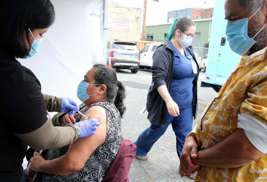 California se convierte en el primer estado que permite a algunos adultos incluir a sus padres en sus seguros médicos