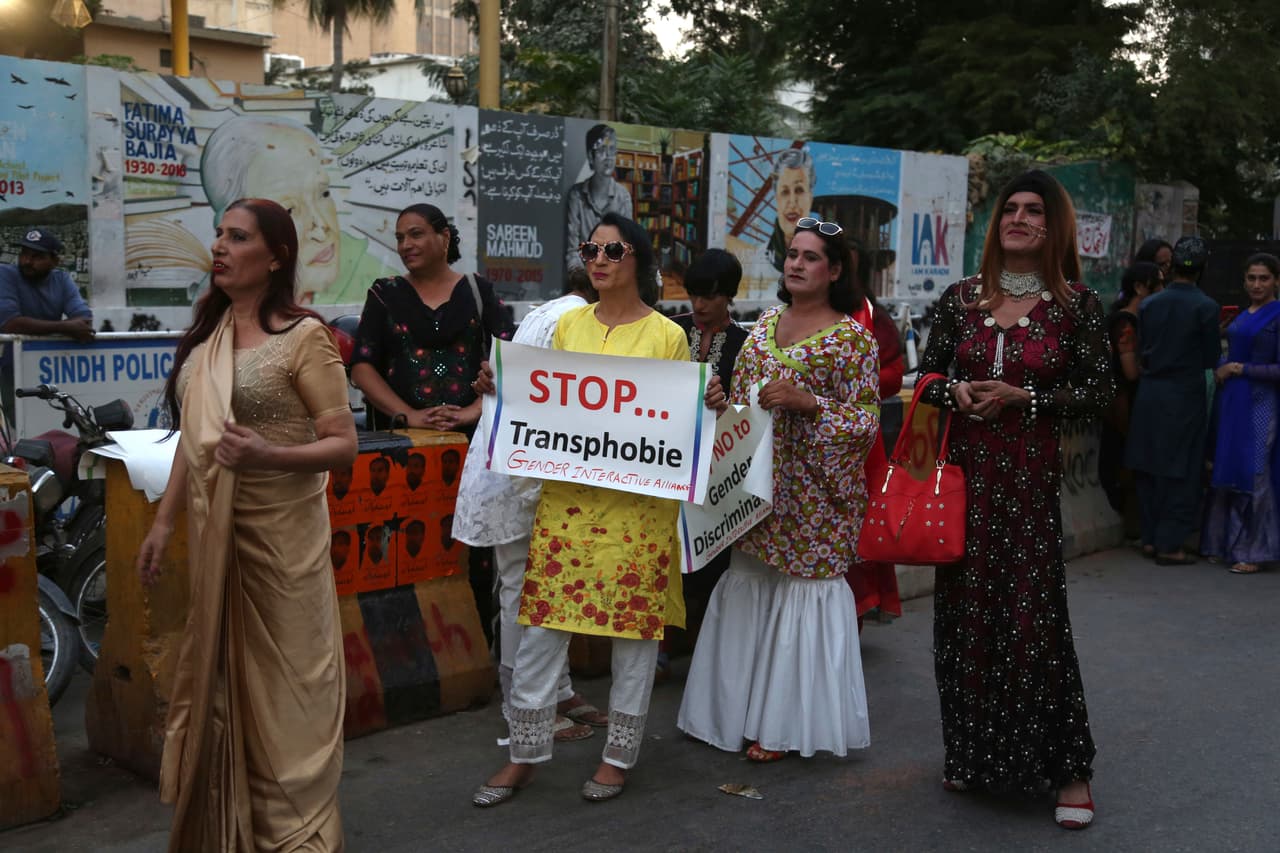 <b>"Detengan la transfobia"</b>. 2,343 personas transgénero fueron asesinadas entre 2008 y 2016 según un reporte del
<a href="http://transrespect.org/trans-murder-monitoring/">Trans Murder Monitoring (TMM)</a>, que rastrea y documenta sistemáticamente estos homicidios en el mundo. En la imagen, un grupo de mujeres transgénero en Pakistán, protesta este lunes 20 de noviembre en contra de la violencia y las humillaciones continuas.