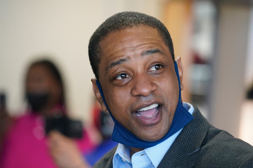 Según
<b>Kevin Davis</b>,
<b> jefe del Departamento de Policía del condado Fairfax</b>, en Virginia,
<b>la disputa que el ex vicegobernador demócrata terminó a disparos</b> “parece estar relacionada con
<b>un divorcio complicado y conflictivo</b>”.