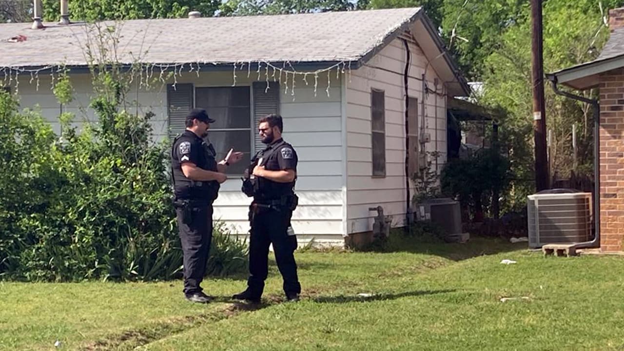 <b>¿Una placa de concreto es la principal pista?</b> Según Craig Spencer, jefe del Departamento de Policía de Everman, la familia de Noel
<a href="https://www.univision.com/local/dallas-kuvn/noel-rodriguez-cindy-rodriguez-desaparecido-everman-texas-turquia" target="_blank">construyó una placa de concreto afuera de su casa </a>en la cuadra 3700 de la calle Wisteria. El dueño de la casa indica que
<b>la madre del pequeño dijo que tenían la intención de construir unos cuartos adicionales</b> para los hermanos de Noel.