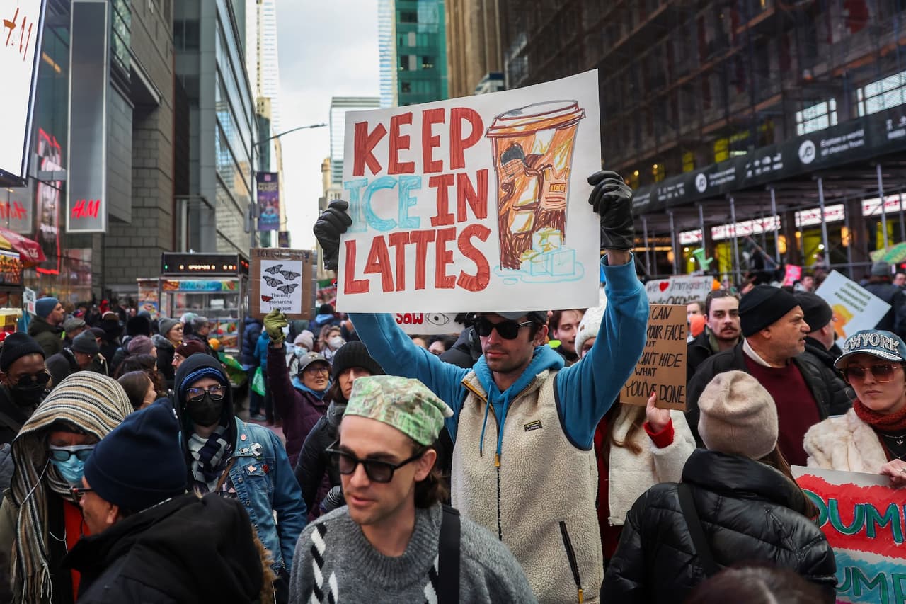 Las marchas en Nueva York este domingo reflejan una
<b>creciente oposición pública a las redadas de inmigración</b> y a la presencia de agentes federales en barrios de todo el país.