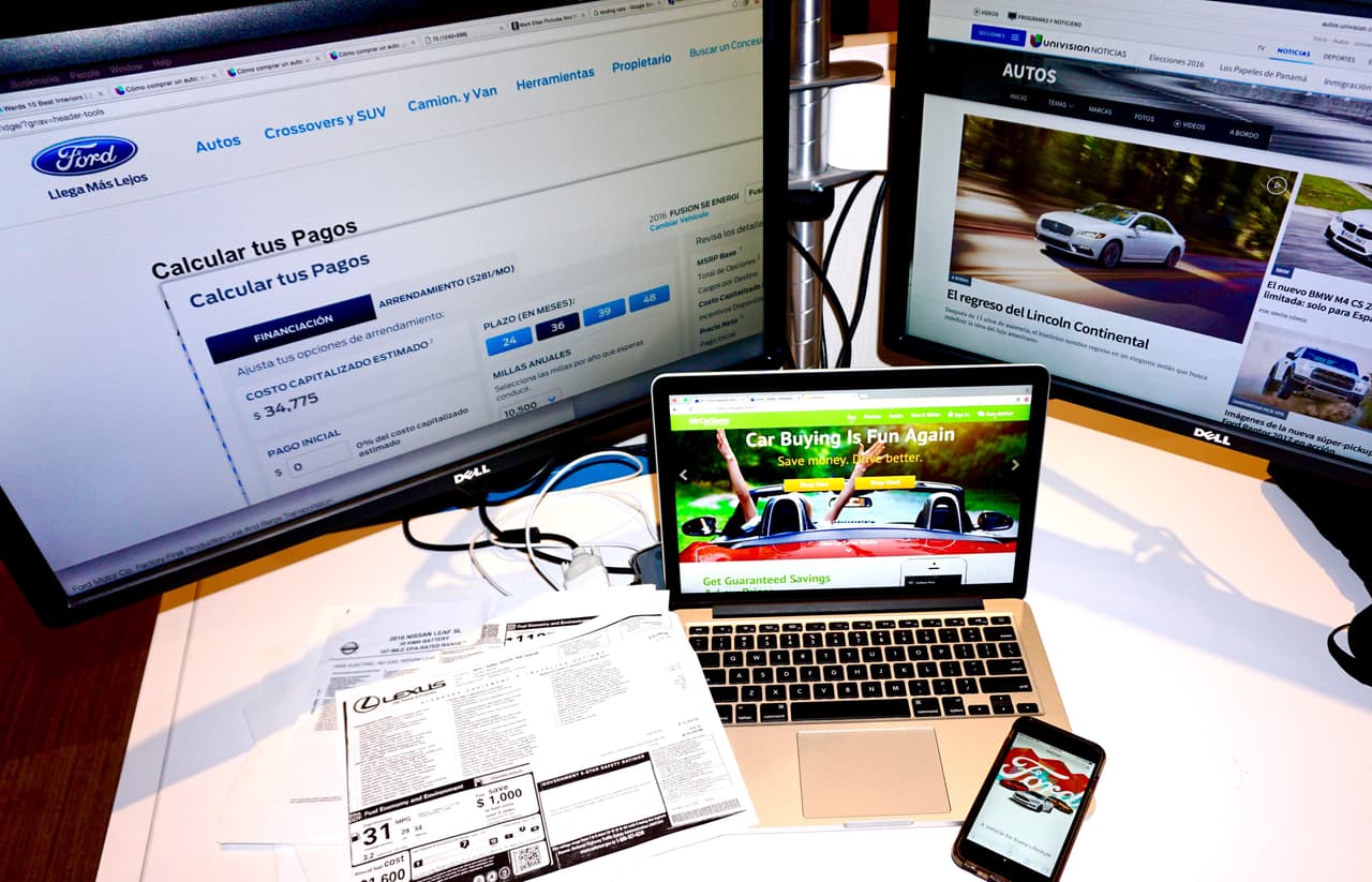 <b>1. ESTUDIA TUS OPCIONES</b>: Tu tarea principal en esta etapa del proceso es decidir cual es el auto que más te conviene. Tamaño, prestaciones, garantía, marca y hasta el color son algunos factores que tomarás en cuenta pero la más importante es tu capacidad financiera para pagarlo.
<b>No compres más auto del que te hace falta</b>, no estires tu crédito y no dejes que el vendedor haga la tarea por ti.
<br>
<br>
<b>Relacionado:</b>
<a href="https://www.univision.com/carros/ranking-de-carros/carros-mas-caros-mantener-estados-unidos-2021-fotos">Estos son los carros más caros de mantener en Estados Unidos</a>