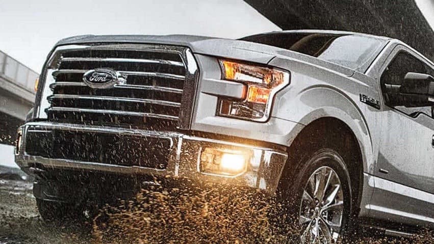 7.
<b>Revisa con frecuencia el sistema eléctrico incluyendo el estado de luces y lámparas</b>
<br>Es importante revisar con frecuencia el estado de todos los sistemas relacionados con la iluminación de tu vehículo. Invierte tiempo en asegurarte que todas las luces, tanto internas como externas funcionen correctamente ya que una luz más tenue o más fuerte de lo normal puede ser un indicio de algún problema en el sistema eléctrico. Reemplaza los bombillos que estén quemados, mantén fusibles de repuesto dentro del vehículo y asegúrate de que los bornes de la batería están limpios y bien conectados.