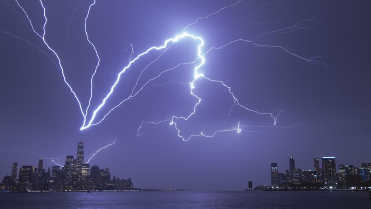 Impactante rayo cae sobre el One World Trade Center de Nueva York