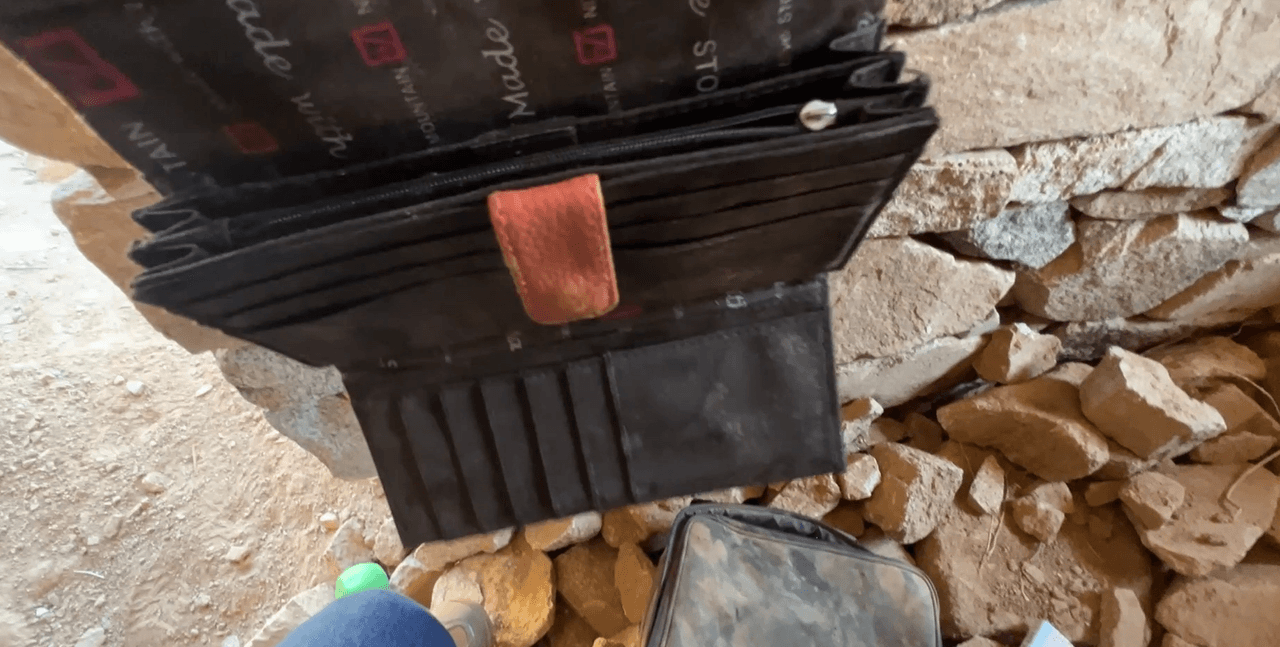 Otra
<b>cartera vacía</b>, en el interior de la cueva.