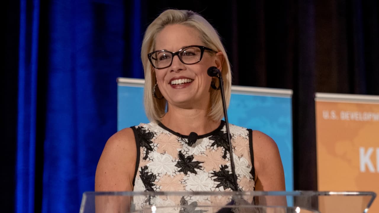 La senadora de EEUU, Kyrsten Sinema.