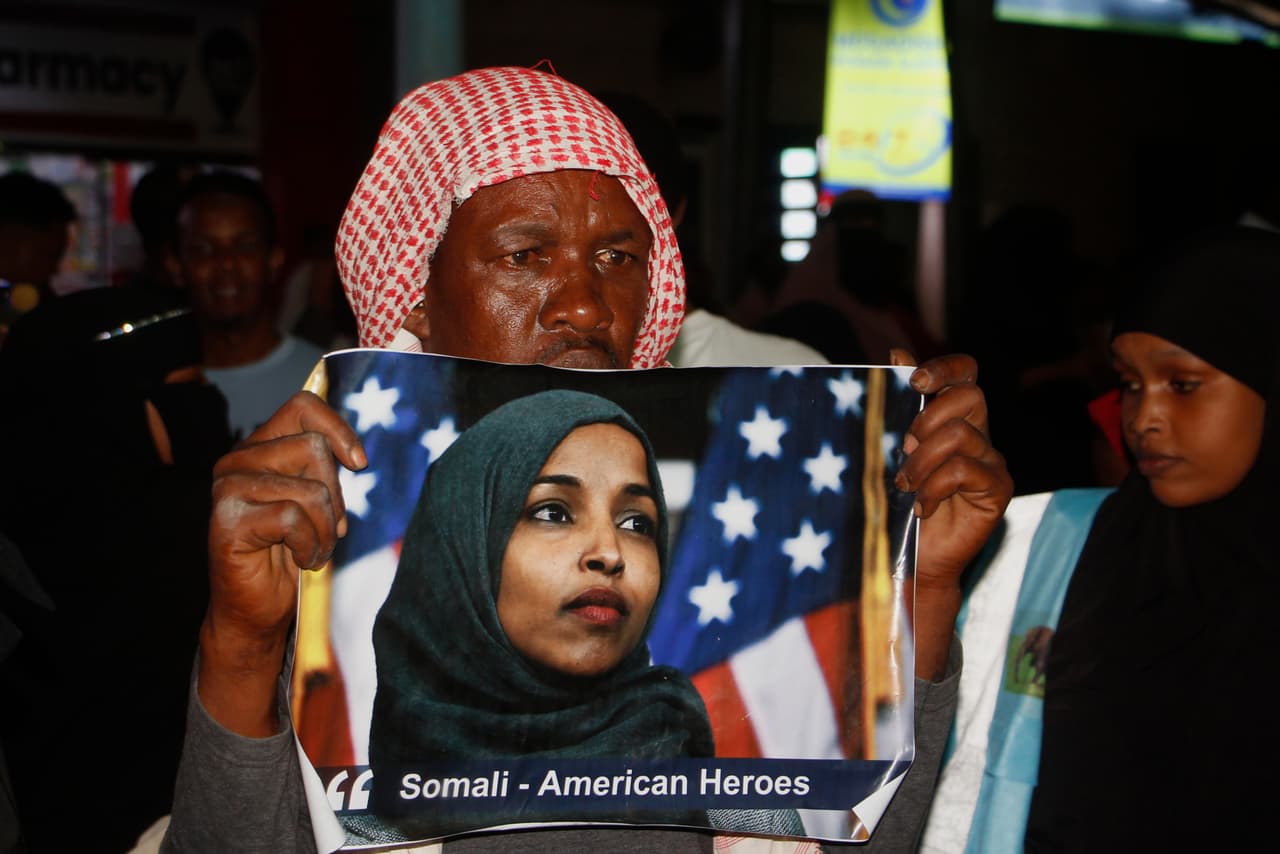 La demócrata
<b>nació en Somalia y, por su estatus de inmigrante</b> en Estados Unidos y sus
<b> opiniones de izquierda</b>, ha atraído el
<b>escrutinio de la Casa Blanca</b> y varios republicanos.