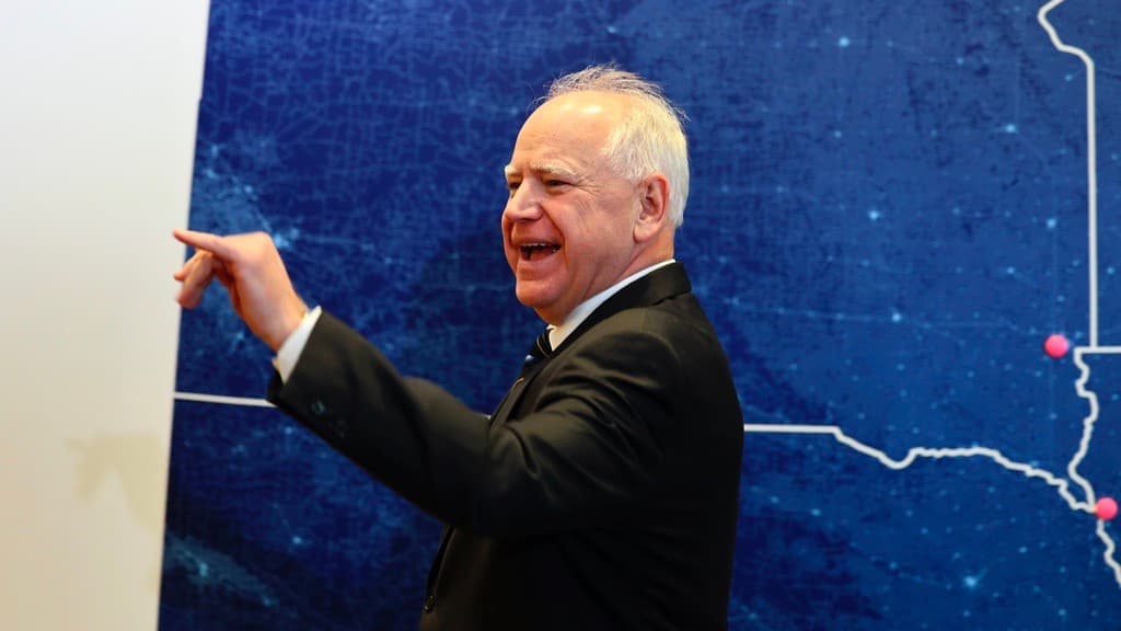 Cómo Tim Walz se volvió viral antes de ser candidato a la vicepresidencia por decir que Trump y Vance son "raros"