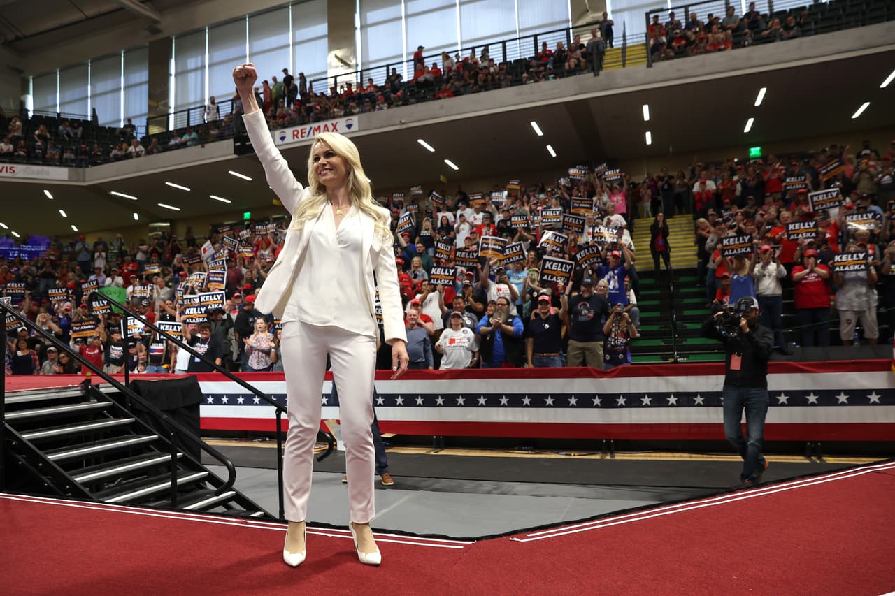 <h3 class="cms-H3-H3">Kelly Tshibaka, candidata al Senado por Alaska</h3>
<br>
<br>🗳️ Tshibaka compite en las elecciones intermedias contra la actual senadora republicana Lisa Murkowski y la candidata demócrata Patricia Chesbro. Es la primera vez que Alaska permite a más de dos candidatos presentarse tras un cambio en la legislación permitido en 2020.
<br>
<br>🗳️ “Creo que las acusaciones que surgieron en las elecciones de 2020 simplemente no se investigaron”, dijo Tshibaka en una entrevista con David Brody en el podcast The Water Cooler, difundida el 13 de abril de 2021.
<br>