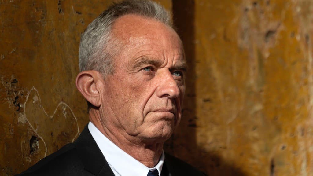Robert Kennedy Jr., el candidato presidencial independiente, dice que un gusano le comió parte de su cerebro