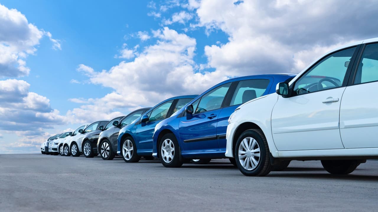 <h3 class="cms-H3-H3">💡 Consejo final para texanos que van a comprar auto</h3>
<br>
<b>No elijas solo por lo que te gusta a la vista.</b> Piensa en el estado del tiempo de tu ciudad, el tipo de uso que le darás al carro y qué tan dispuesto estás a mantenerlo limpio. A veces,
<b>elegir bien el color puede ser la diferencia entre disfrutar tu carro… o sufrirlo.</b>