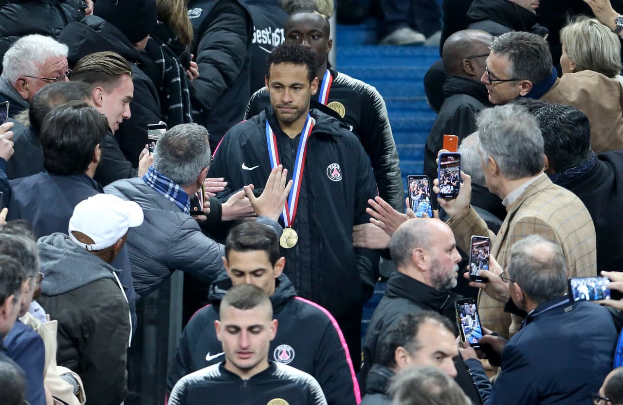 "Aprende a jugar", lo que dijo el aficionado al que Neymar tiró el manotazo