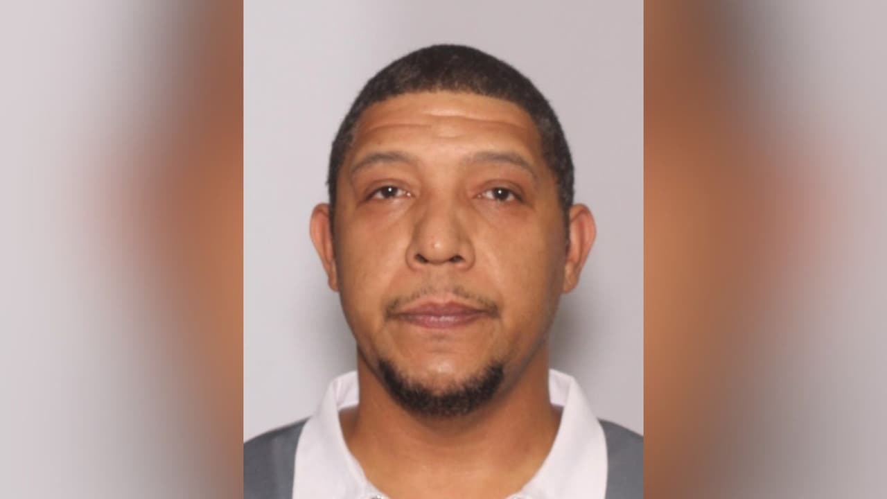Acusan a un hombre de disparar 29 veces contra el auto de su vecina recién graduada