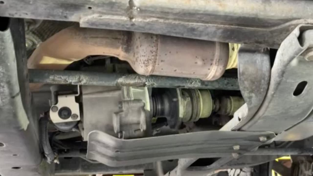La víctima se dio cuenta que le faltaba el
<a href="https://www.univision.com/local/houston-kxln/robo-convertidores-cataliticos-galveston">catalizador</a> y al revisar las cámaras de seguridad de la casa descubrió lo que había pasado.