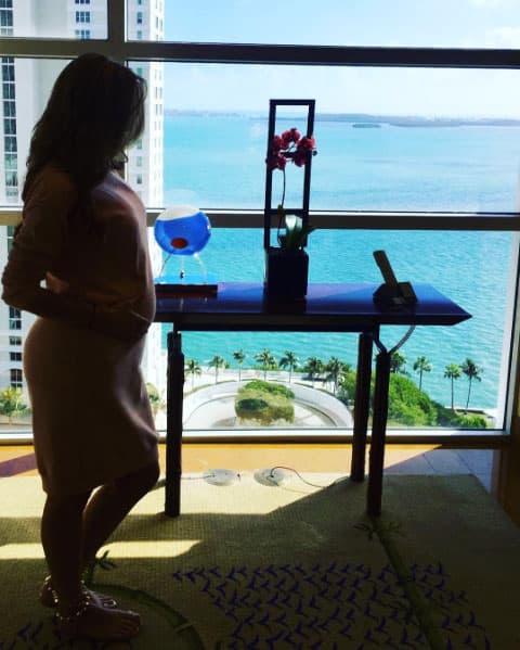 No cabe duda que la maternidad hizo ver más guapa a la actriz.