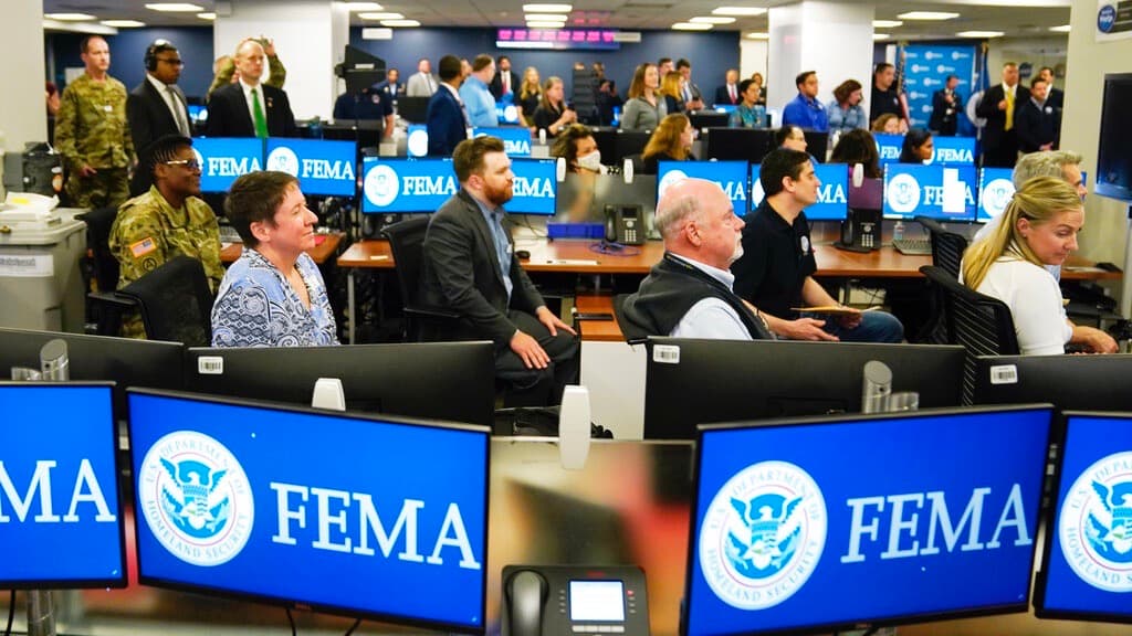 Reasignan personal de FEMA a ICE en medio de la temporada de huracanes