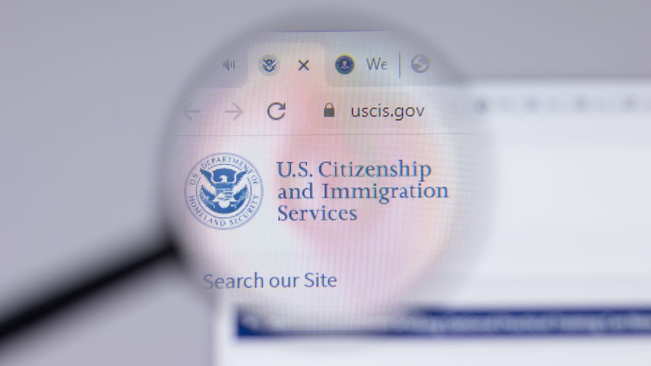 <h3 class="cms-H3-H3">Cómo confirmar que tu cambio quedó </h3>
<br>
<br>
<b>USCIS:</b> revisa en tu cuenta si la dirección de cada caso pendiente ya aparece actualizada.
<br>
<b>EOIR:</b> llama al 800-898-7180 o revisa en línea tu audiencia.
<br>
<b>ICE:</b> confirma con tu oficial o guarda la constancia del cambio.