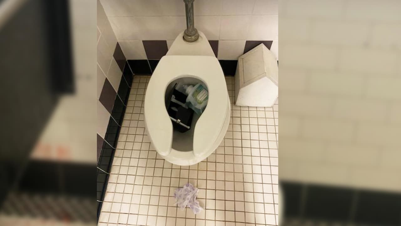 El
<b><a href="https://www.univision.com/local/sacramento-kuvs/escuelas-de-sacramento-reportan-vandalismo-debido-a-reto-de-tik-tok-video">reto de Tik Tok</a></b> ha sido replicado por varios estudiantes a nivel nacional, estatal, y local. Buscan los likes de la red social al publica las imágenes de cómo roban los artefactos.
<br>
<br>
<br>