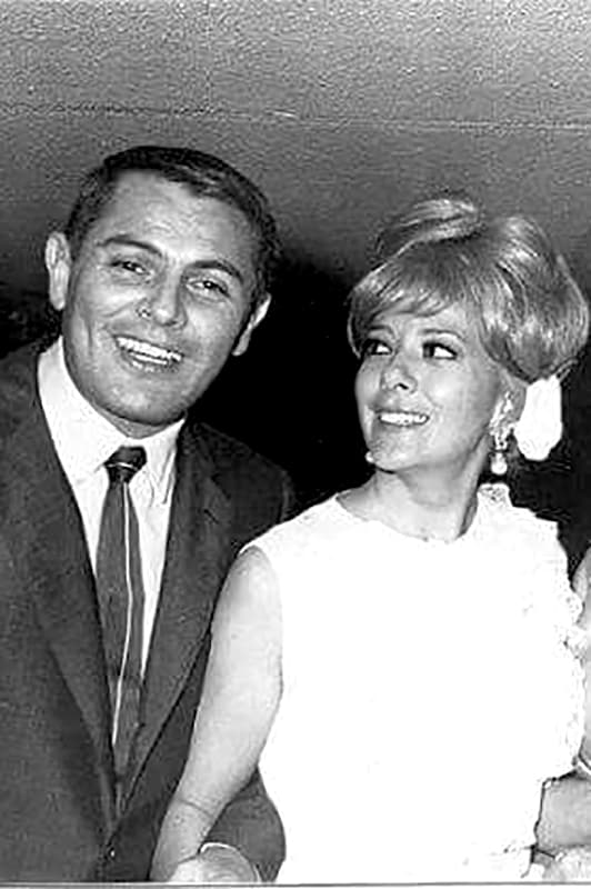 La joven de 19 años, que era hija de Silvia Pinal y Gustavo Alatriste, tuvo un
<b>accidente automovilístico</b> en la Ciudad de México que le quitó la vida.
<br>