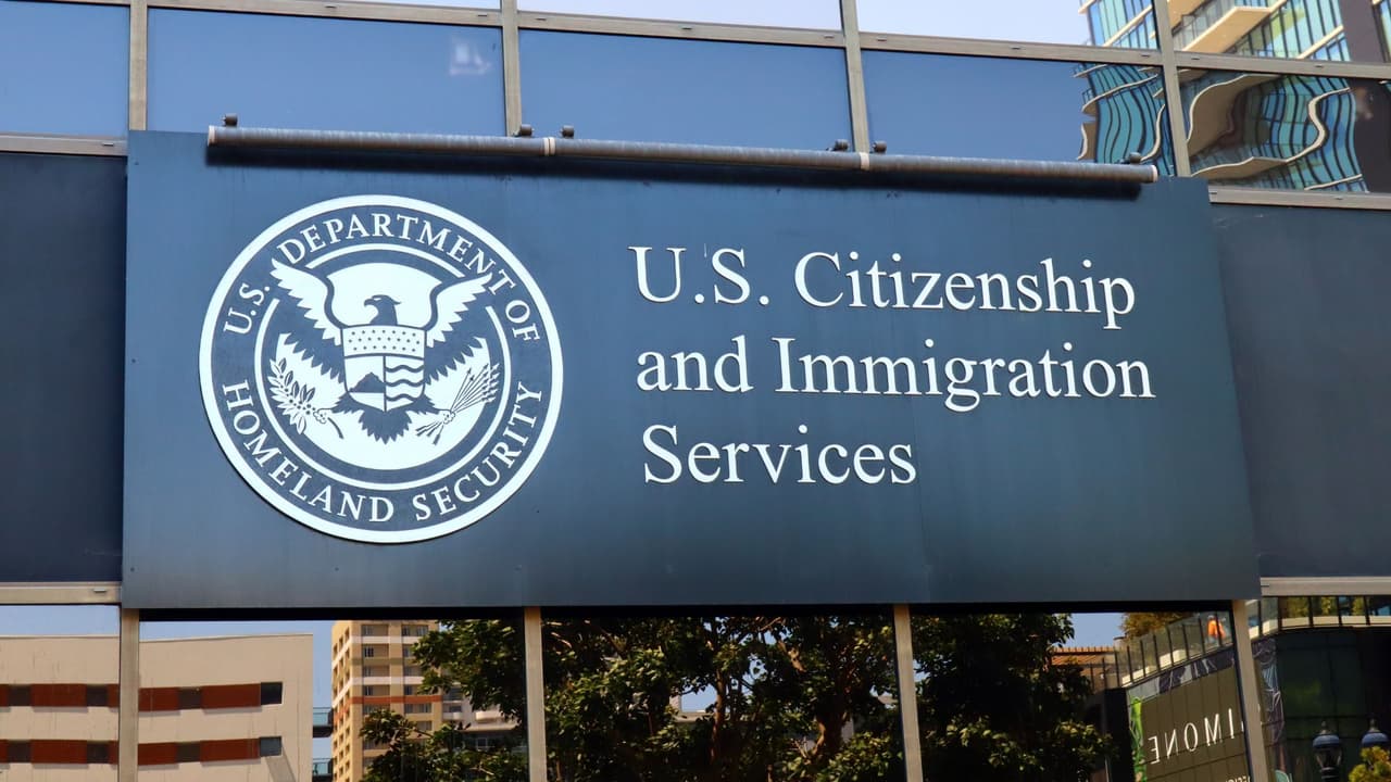 <h3 class="cms-H3-H3">USCIS: 10 días para avisar</h3>
<br>
<br>
<b>Qué es USCIS:</b> Es
<b><a href="https://www.uscis.gov/es" target="_blank">el Servicio de Ciudadanía e Inmigración de Estados Unidos</a></b>. Maneja la mayoría de trámites, permisos de trabajo, residencia, ciudadanía, TPS, DACA, visas de familia, etc.
<br>
<b>Plazo:</b> La ley federal exige que la mayoría de
<b>los no ciudadanos informen a USCIS su nueva dirección dentro de los 10 días posteriores a la mudanza.</b>
<br>
<br>¿
<b>Cómo hacerlo?</b>
<br>
<b>En línea: </b>usando
<b><a href="https://www.uscis.gov/newsroom/alerts/uscis-launches-new-online-change-of-address-tool" target="_blank">la herramienta E-COA (Enterprise Change of Address)</a></b> en tu cuenta de USCIS. Ahí puedes agregar todos los números de recibo de casos pendientes.
<br>
<b>Por correo: </b>enviando
<b><a href="https://www.uscis.gov/es/ar-11" target="_blank">el Formulario AR-11</a></b>. Esto cumple con el requisito legal, pero no actualiza automáticamente todos tus expedientes; por eso, lo más seguro es hacerlo en línea.
<br>
<b>Si cambiaste de dirección con el USPS, esto no actualiza USCIS </b>y el Servicio Postal no reenvía correspondencia de inmigración.
<br>
<b>Importante: </b>Si tienes más de un caso abierto, debes ingresar cada número de recibo (receipt number) en el sistema, o
<b>ese expediente podría quedar con la dirección anterior.</b>