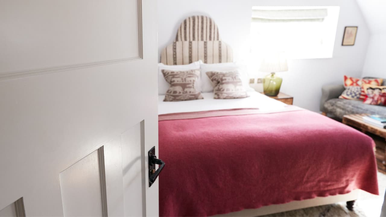 <h3 class="cms-H3-H3">Quién puede recibir el bono 🔎</h3> No es para todo el mundo:
<b> solo aplica a personas que nunca hayan sido anfitriones en Airbnb.</b>
<br>Además, la vivienda debe estar
<b>en un código postal que la empresa considere elegible.</b> Y el anuncio debe ser de casa completa,
<b>no de una habitación. </b>
<br>Antes de publicar, la propia promoción pide verificar el código postal en su página oficial:
<a href="https://es.airbnb.com/e/fifa-new-host" target="_blank">haz clic aquí</a>
<br>
<b>Reglas locales que debes conocer: </b>la Ciudad de Dallas informa que una orden judicial temporal frenó la aplicación de dos ordenanzas recientes sobre rentas de corto plazo.
<br>Sin embargo, siguen vigentes reglas sobre
<b>condiciones mínimas de la propiedad, ruido y molestias a vecinos.</b>
<br>La Ciudad de Fort Worth exige
<b>un registro anual para quienes alquilan por periodos cortos.</b>
<br>También
<b>hay obligaciones relacionadas con el impuesto de ocupación hotelera, y existen sanciones si no se cumplen.</b>
<br>💡
<b>En resumen:</b> el bono de 750 dólares no elimina las reglas ni las responsabilidades fiscales.
<br>👉🏻 El incentivo puede ser atractivo, pero las obligaciones siguen ahí.