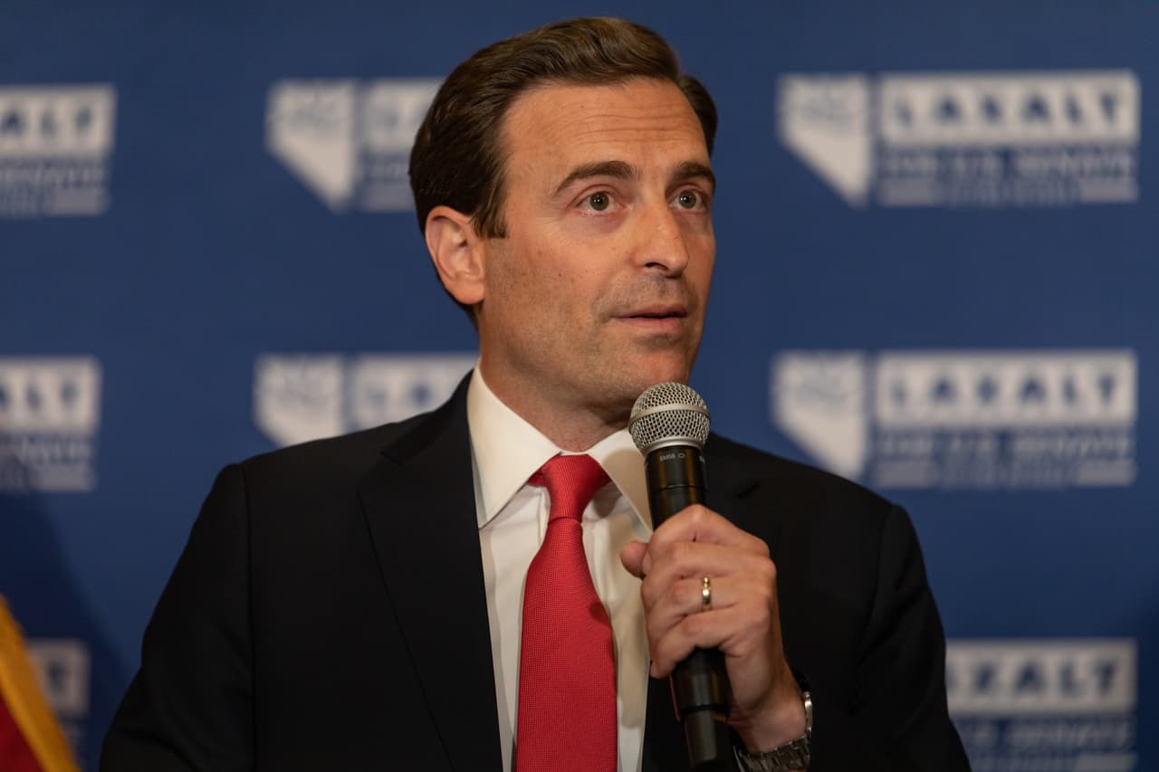 <h3 class="cms-H3-H3">Adam Laxalt, candidato republicano al Senado por Nevada</h3>
<br>
<br>🗳️ Se enfrentará en noviembre a la actual senadora demócrata Catherine Cortez-Masto.
<br>
<br>🗳️ “No hay dudas de que amañaron la elección”, dijo Laxalt en una entrevista transmitida por radio en septiembre de 2021.
<br>