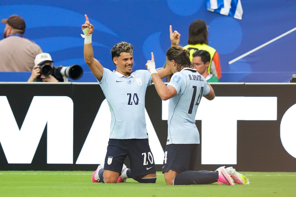 Agustín Canobbio, de Uruguay (derecha), celebra con su compañero Maxi Araujo, también de Uruguay, tras marcar el segundo gol.