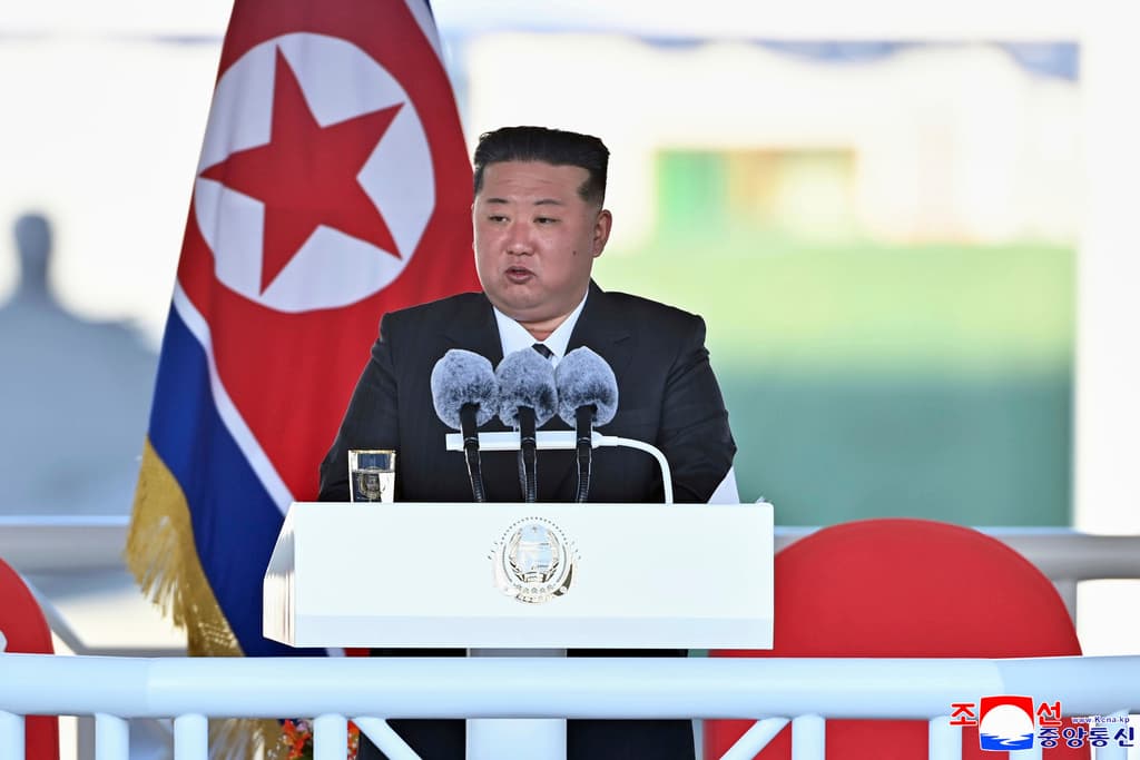 El fiasco de Corea del Norte en la presentación de su nuevo buque de guerra que hizo enfurecer a Kim Jong Un