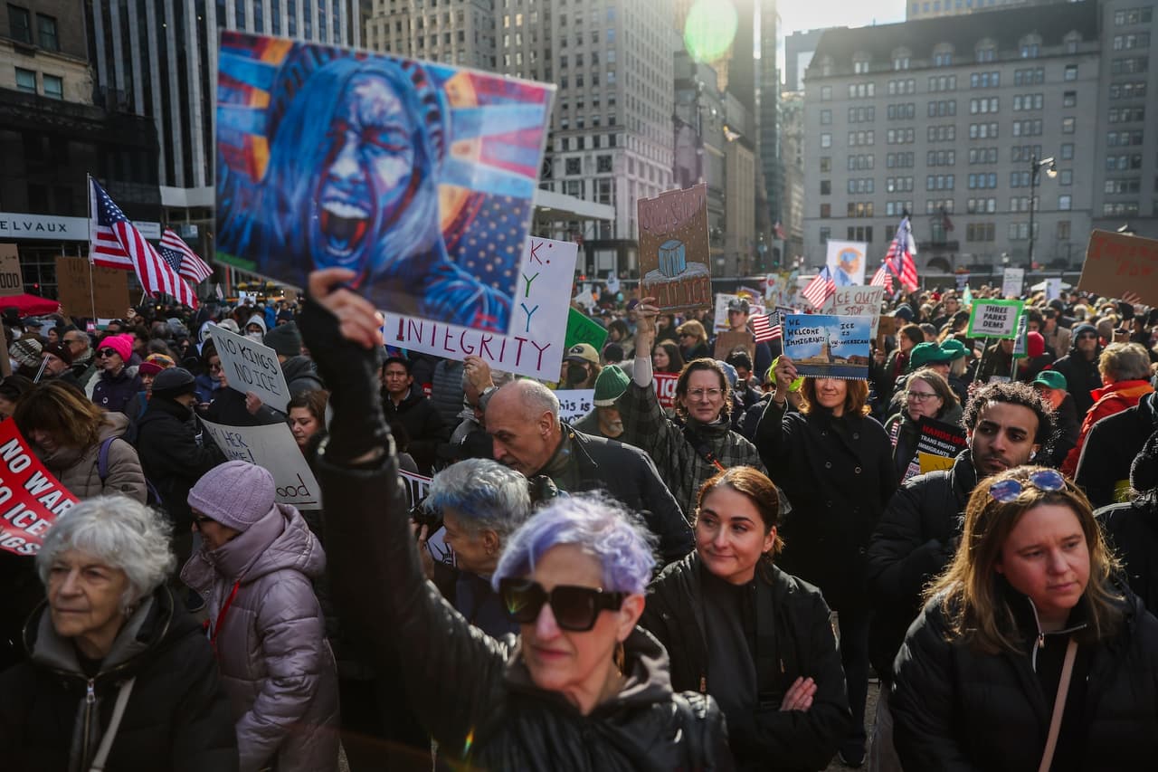 Miles de manifestantes marcharon por las calles del Bajo Manhattan para
<b>protestar contra el Servicio de Inmigración y Control de Aduanas (ICE)</b>, después de la muerte a tiros de Renee Nicole Good, lo que avivó el descontento nacional.