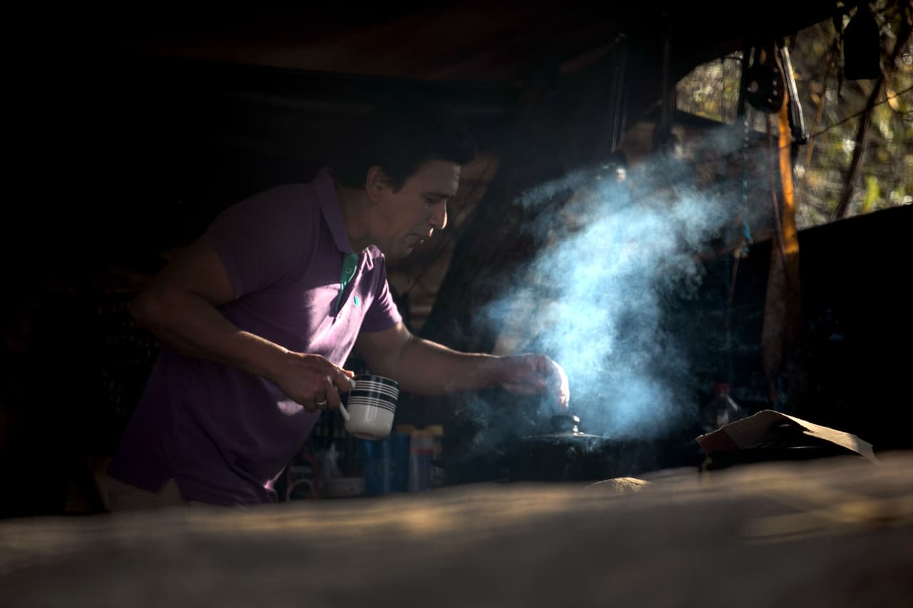 El Departamento de Seguridad Nacional (DHS) anunció el viernes que aproximadamente
<a href="https://www.dhs.gov/news/2021/02/19/dhs-statement-first-step-process-address-individuals-mexico-active-mpp-cases" target="_blank">25 personas habían sido llevadas a la frontera de Tijuana </a>y habían entrado a Estados Unidos por el puerto de San Ysidro. Estos casos específicos habían sido revisados previamente por organizaciones internacionales que habían verificado su urgencia y se habían realizado las pruebas de
<a href="https://www.univision.com/temas/coronavirus">covid-19</a>. Este inmigrante nigaragüense es uno de los que espera respuesta en el campamento de Tamaulipas.