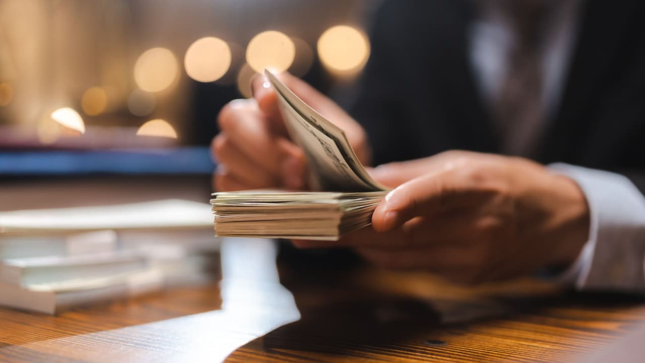 <h3 class="cms-H3-H3">Evita gastar sin parar y hacer cambios drásticos</h3>
<br>Naturalmente, vas a querer celebrar a lo grande, comprarte el auto de tus sueños y renunciar a tu trabajo. Pero aguanta la tentación y
<b>pon las compras en pausa.</b>
<br>Es mejor que sigas bajo perfil durante los primeros seis meses, continúes trabajando y poco a poco vayas pensando en tu plan y en lo que realmente quieres hacer con tu dinero.