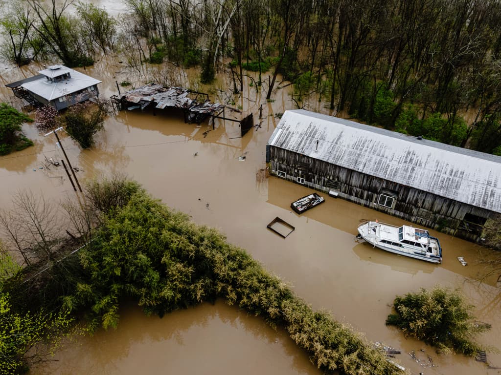 Al menos 18 muertos por inundaciones y tornados: las tormentas se trasladan al sureste