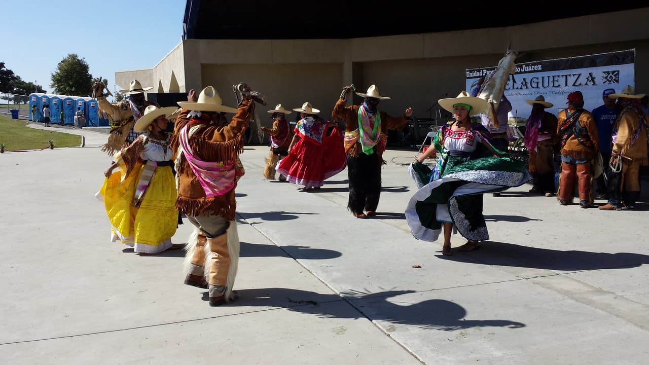 La
<a href="https://www.univision.com/local/fresno-kftv/congresista-del-valle-central-lanza-concurso-para-premiar-a-latinos-destacados-de-tu-comunidad">celebración</a> se llevará acabo este domingo 10 de octubre, en el
<b>Parque de Lamont</b>, 8304 Segrue Road, Lamont, CA 93241. Horario de
<b> 10 am – 5 pm. </b>
<br>