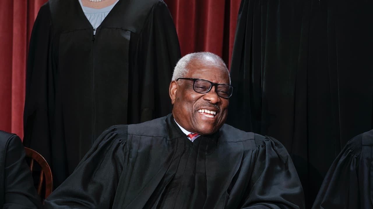 Otro regalo multimillonario que disfrutó (y ocultó) el juez Clarence Thomas: un viaje de Hawaii a Nueva Zelanda en un jet privado