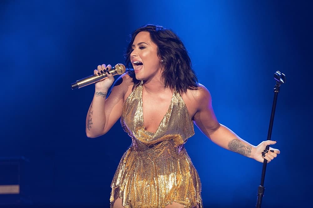 Demi Lovato, the well-known American singer and activist whose father is of Mexican origin, is at 24 one of the biggest voices for "people to talk about mental illness and the stigma surrounding them." In addition, she has become a role model for people with eating disorders or addictions.