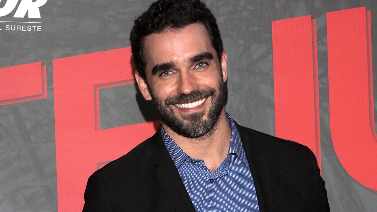 Así como su personaje en Si Nos Dejan, Marcus Ornellas tuvo una relación con una mujer mayor