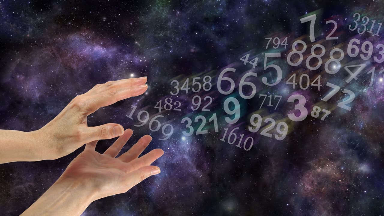 <b>TRES</b>
<br>Representa la Santísima Trinidad. Para los pitagóricos, el 3 era el número perfecto porque tenía un principio, un medio y un fin. Gente que tiene objetivos y los siguen hasta cumplirlos. Son creativos, dinámicos, con mucha agilidad mental, sociables y generosos, aunque pueden pecar de soberbios, tercos o demasiado obstinados.