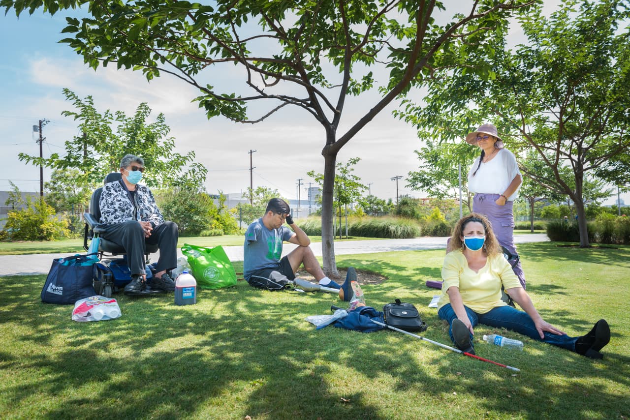 Miembros de Immigrants With Disabilities reunidos en el State Historic Park de Los Ángeles, a fines de julio. La pandemia ha dificultado que se conecten en persona, ya que viajar y el transporte pueden ser difíciles.