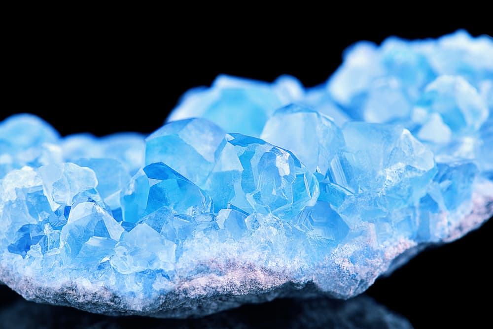 <h3 class="cms-H3-H3">Cuarzo azul </h3>
<br>Simboliza la calma y la relajación. Es perfecto para calmar los nervios laborales y atraer la tranquilidad y conseguir la paz que requieres.
<br>