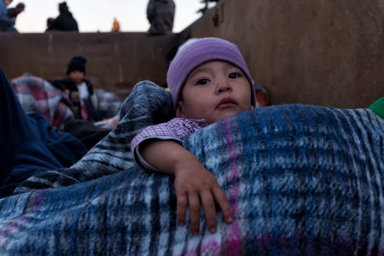 Keyri, de un año, se despierta tras ir en tren toda la noche. "En nuestro país estamos simplemente esperando la muerte. Tres de mis hermanos han sido asesinados", dice su madre.