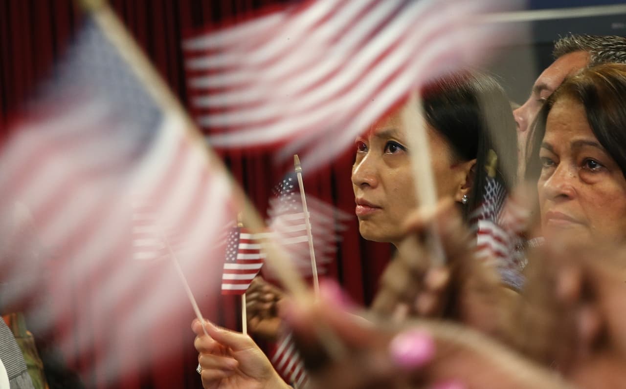 “Son leyes muy inhumanas”: ¿Por qué van a la baja las naturalizaciones en Estados Unidos?