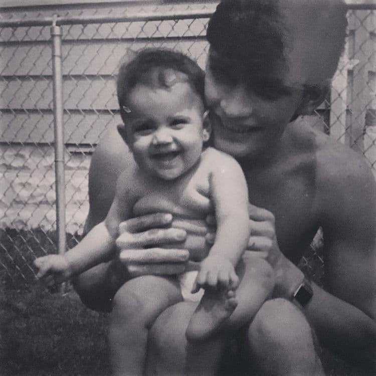 Con tan sólo 15 años de edad se conviertió en padre de la pequeña Nicolle Gil.