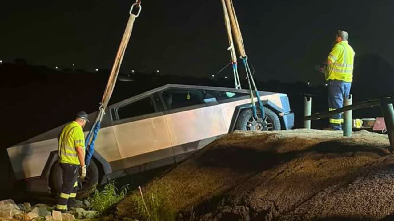 <h3 class="cms-H3-H3">Policía arrestó al conductor por violar reglas del parque y seguridad acuática</h3> El conductor, Jimmy Jack McDaniel, según el reporte,
<b>permanece en la cárcel de Grapevine tras el incidente. </b>
<br>La policía informó que enfrenta cargos por
<b>operar un vehículo en una sección cerrada del parque o lago, no tener registro válido de bote y varias violaciones relacionadas con equipo de seguridad acuática. </b>
<br>El cargo por registro de bote puede sonar extraño porque
<b>una Cybertruck no es una embarcación. </b>
<br>Pero ahí está el punto:
<b> al meter un vehículo al lago, el conductor entró en un espacio regulado por normas de uso del parque, navegación y seguridad en el agua.</b>