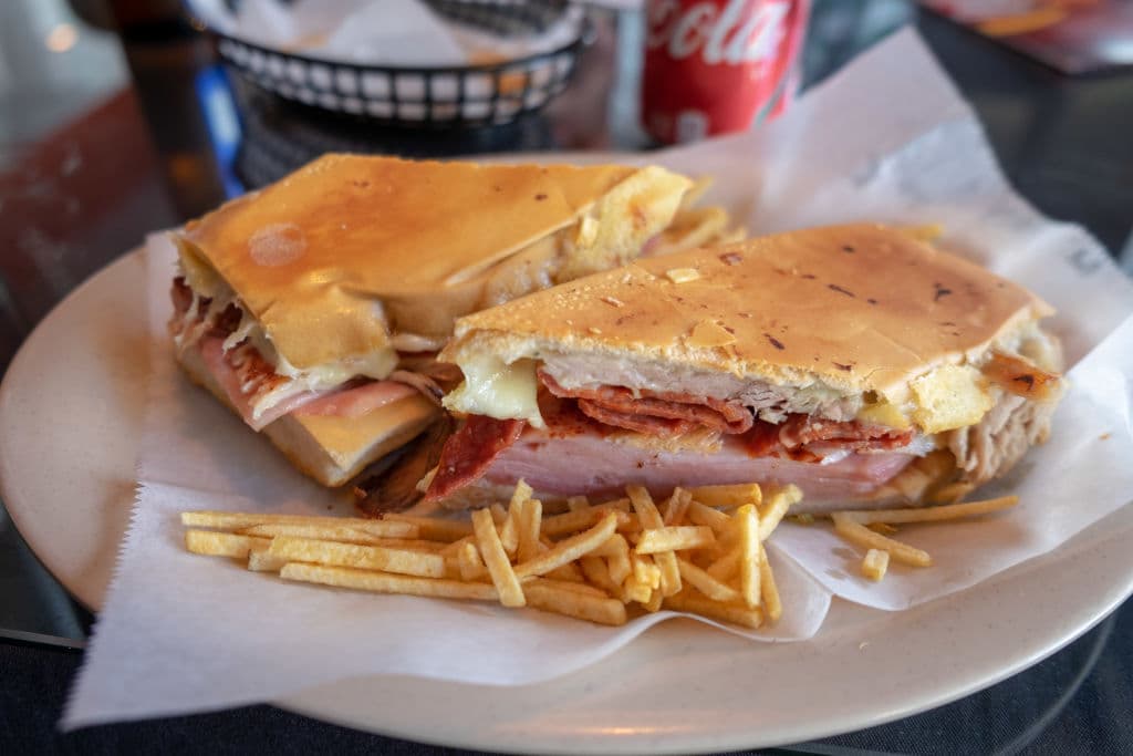 Ron DeSantis desata polémica entre Tampa y Miami por el sándwich cubano