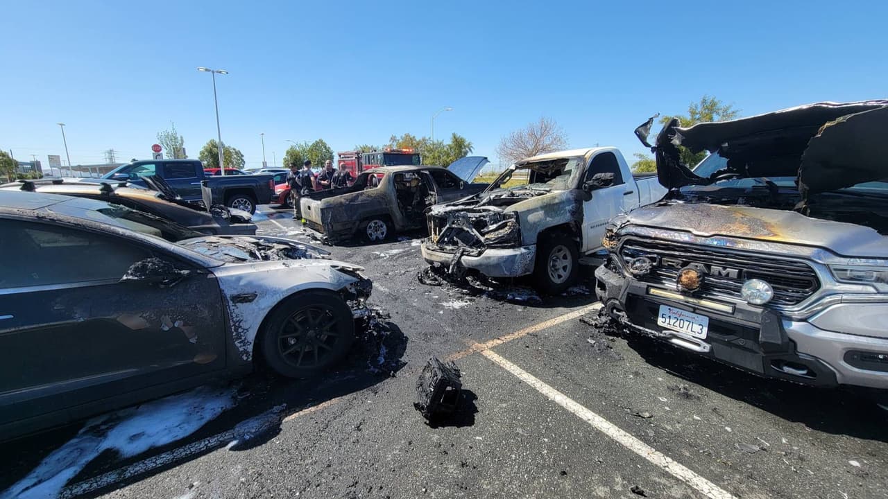 Incendio destruye seis vehículos en estacionamiento eBART de Antioch