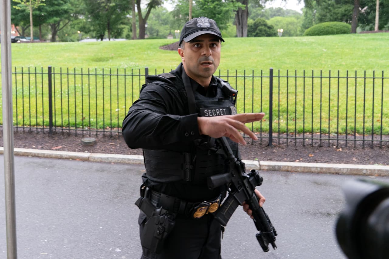 Un miembro del Servicio Secreto impide que un periodista abandone la Casa Blanca el sábado 23 de mayo de 2026 en Washington. (Foto AP/Jose Luis Magana)