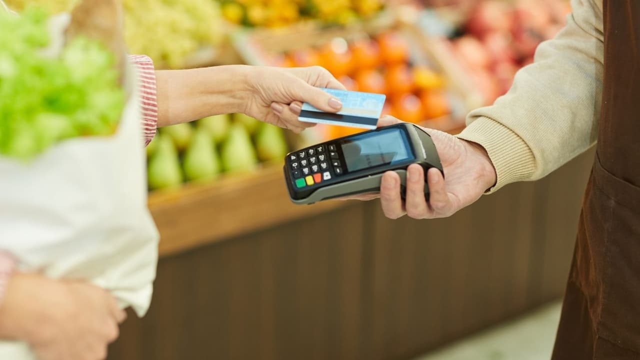 RetailMeNot: Te permite encontrar promociones y ahorros especiales en productos esenciales, comida, moda, belleza, artículos para el hogar, viajes, deportes y una variedad de servicios.