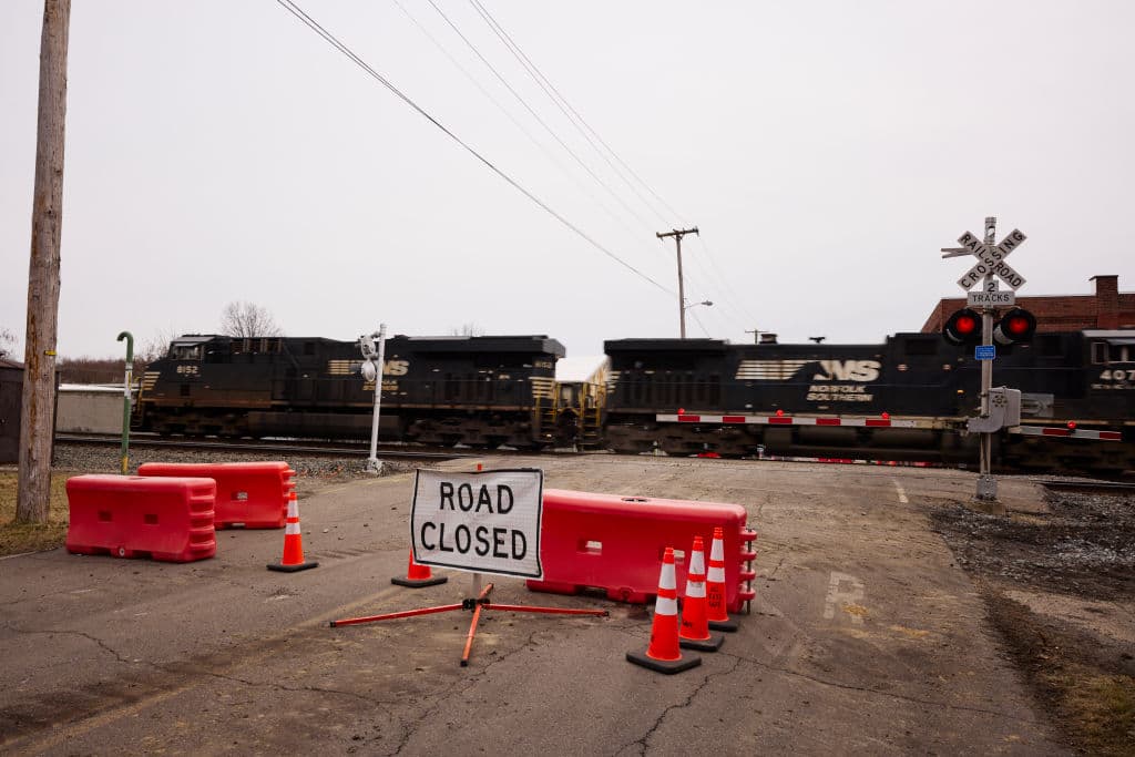 Norfolk Southern presionó contra el endurecimiento de las normas de seguridad ferroviaria antes del descarrilamiento de Ohio, según reporte