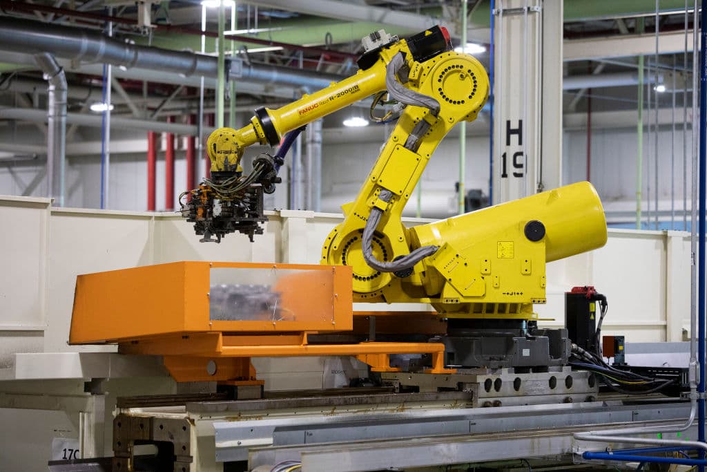 <b>4.- Ensamblador.</b> Nada nuevo si se piensa en que las líneas de producción de los automóviles han utilizado desde hace, por lo menos, 20 años robots. Máquinas de este tipo han sido incorporados al ensamblaje de autos eléctricos como el de esta planta del Stellantis Dundee Engine Complex en Dundee, Michigan.