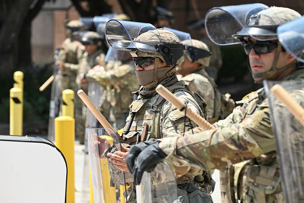 Juez federal bloquea despliegue de la Guardia Nacional en Los Ángeles